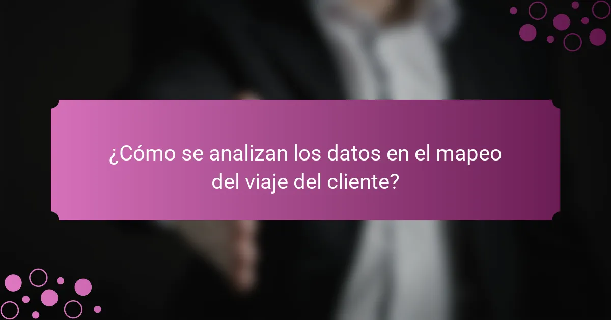 ¿Cómo se analizan los datos en el mapeo del viaje del cliente?